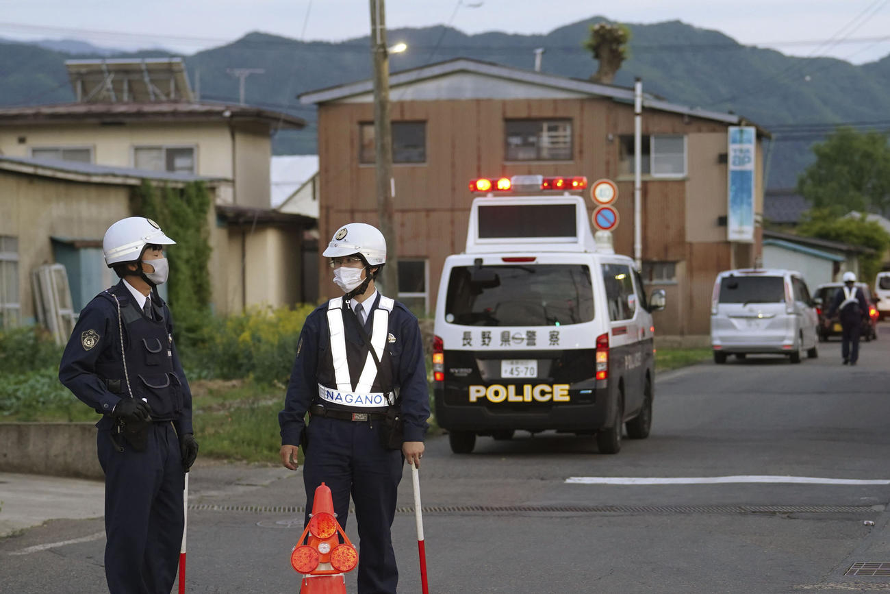 事件があった現場付近を規制する警察官（共同）