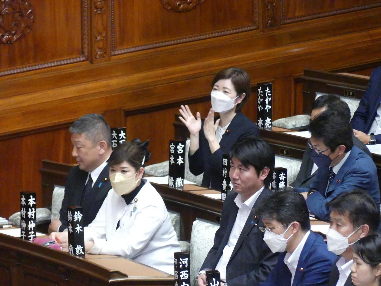 櫛渕万里共同代表の身上弁明に、議席から拍手を送るれいわ新選組の大石晃子共同代表（撮影・中山知子）