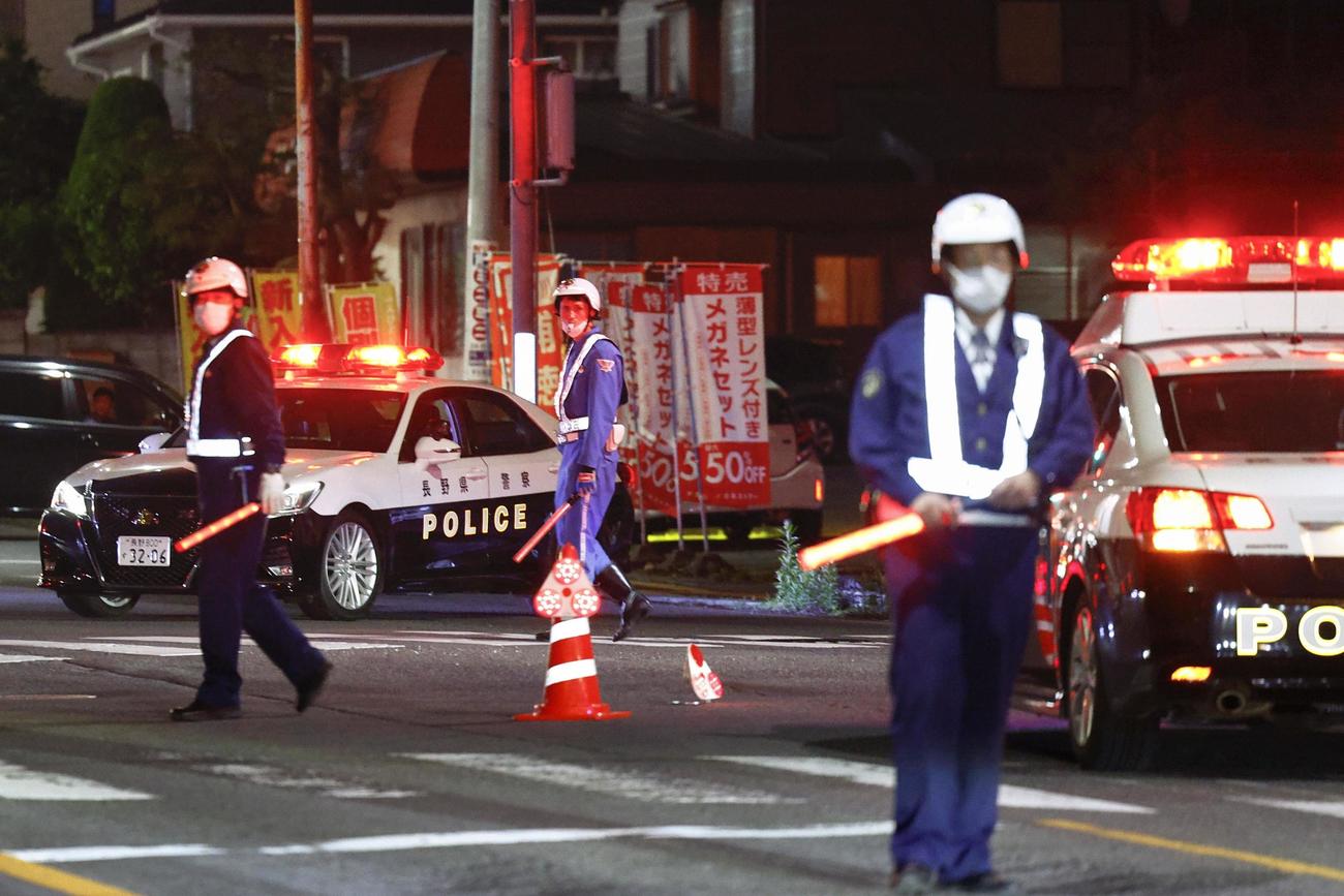 男が立てこもった現場周辺を交通規制する警察官（共同）
