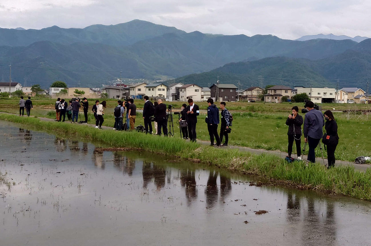 事件現場付近に集まる報道陣（撮影・寺沢卓）