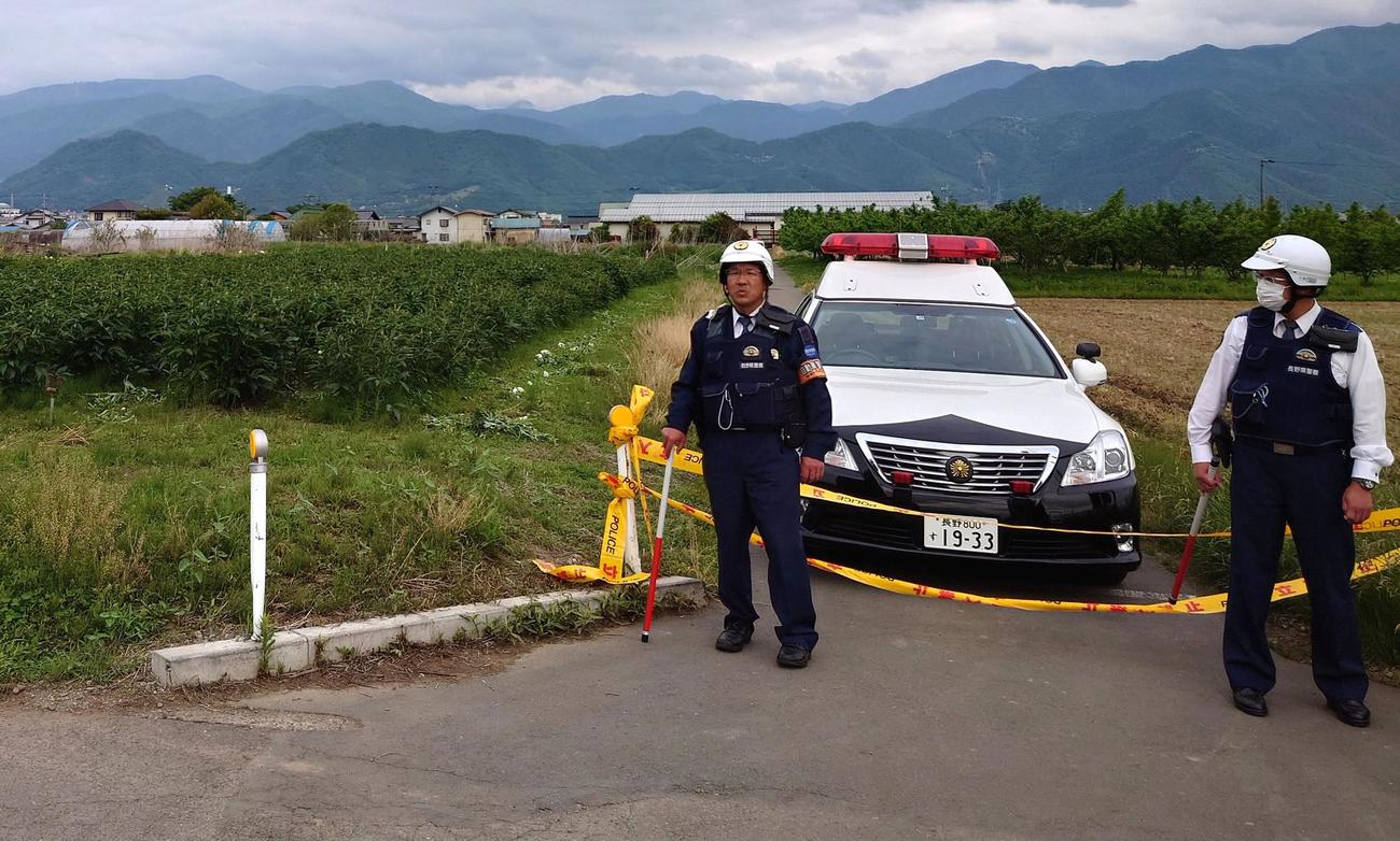 事件現場周辺300メートルが封鎖され、警戒する警察官（撮影・寺沢卓）