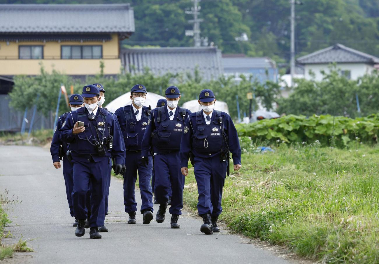 男が立てこもった現場の住宅付近で警戒を続ける警察官（共同）