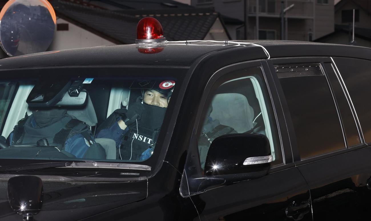 長野県中野市で住宅に立てこもっていた男を乗せ、同県警中野署に入る車（共同）