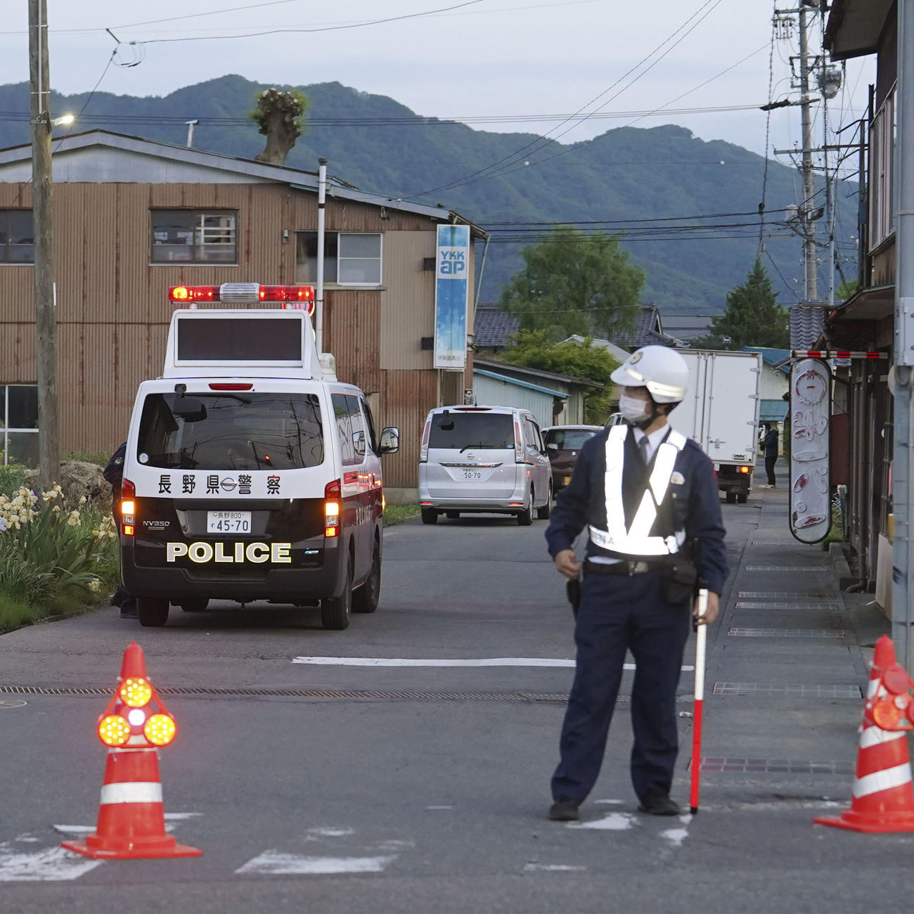 事件があった現場付近を規制する警察官（共同）
