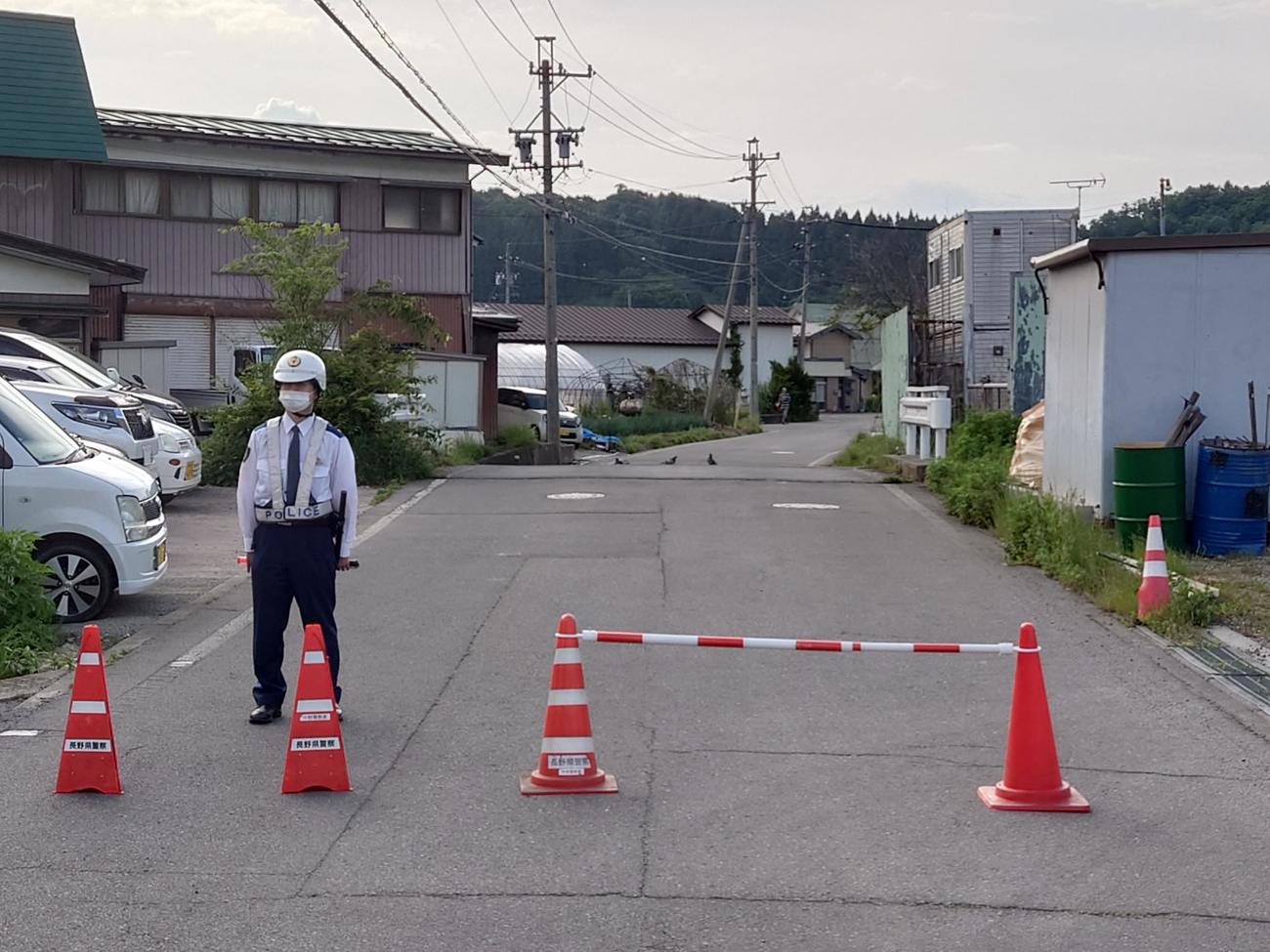事件現場から約250メートル離れた場所は封鎖され、その先は進めなかった（撮影・寺沢卓）