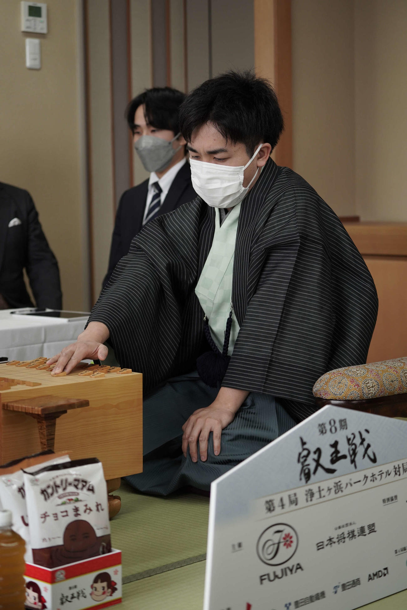 午前9時から始まった第4局の初手を指す先手の菅井竜也八段（日本将棋連盟提供）