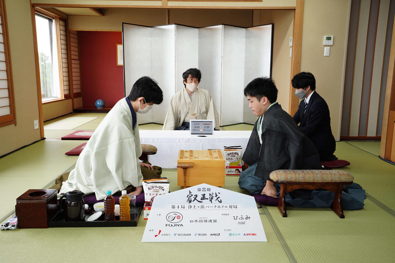 午前9時から菅井竜也八段（右）の先手で始まった叡王戦第4局は千日手で指し直しに（日本将棋連盟提供）