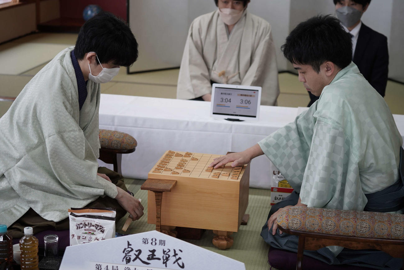 叡王戦五番勝負第4局を指す藤井聡太叡王（左）と菅井竜也八段（日本将棋連盟提供）