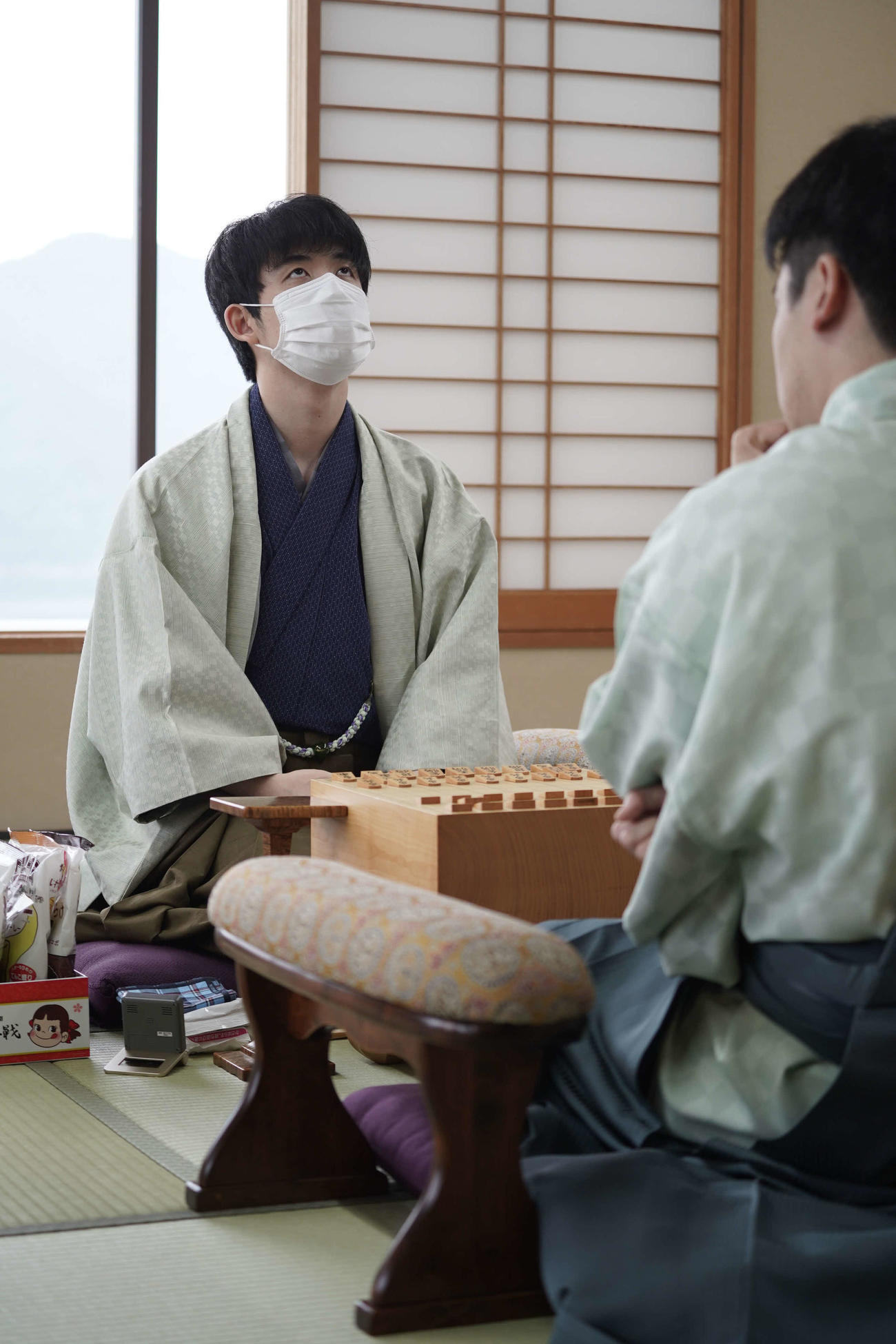 指し直し局の開始を待つ先手の藤井聡太叡王（日本将棋連盟提供）