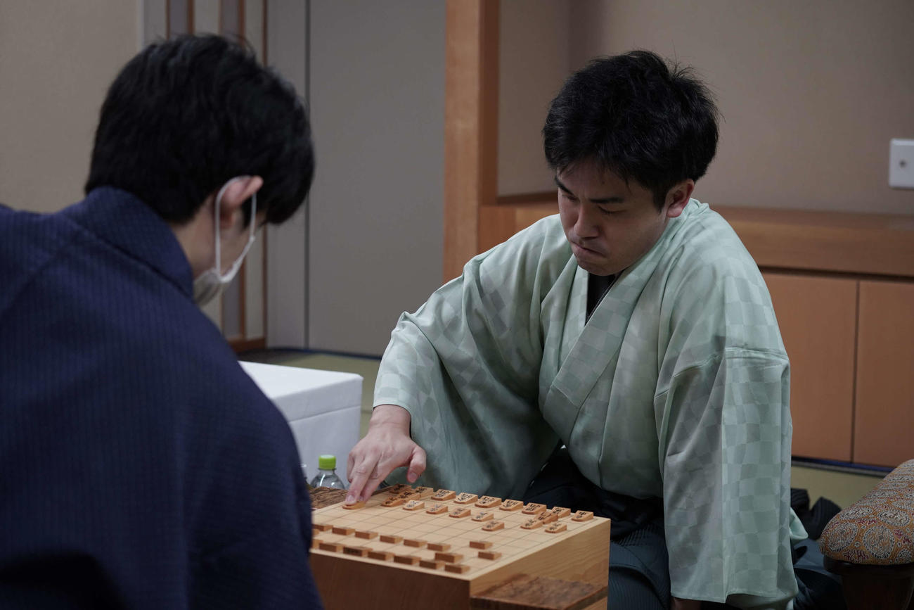 叡王戦第4局の再指し直し局に臨む菅井竜也八段（日本将棋連盟提供）