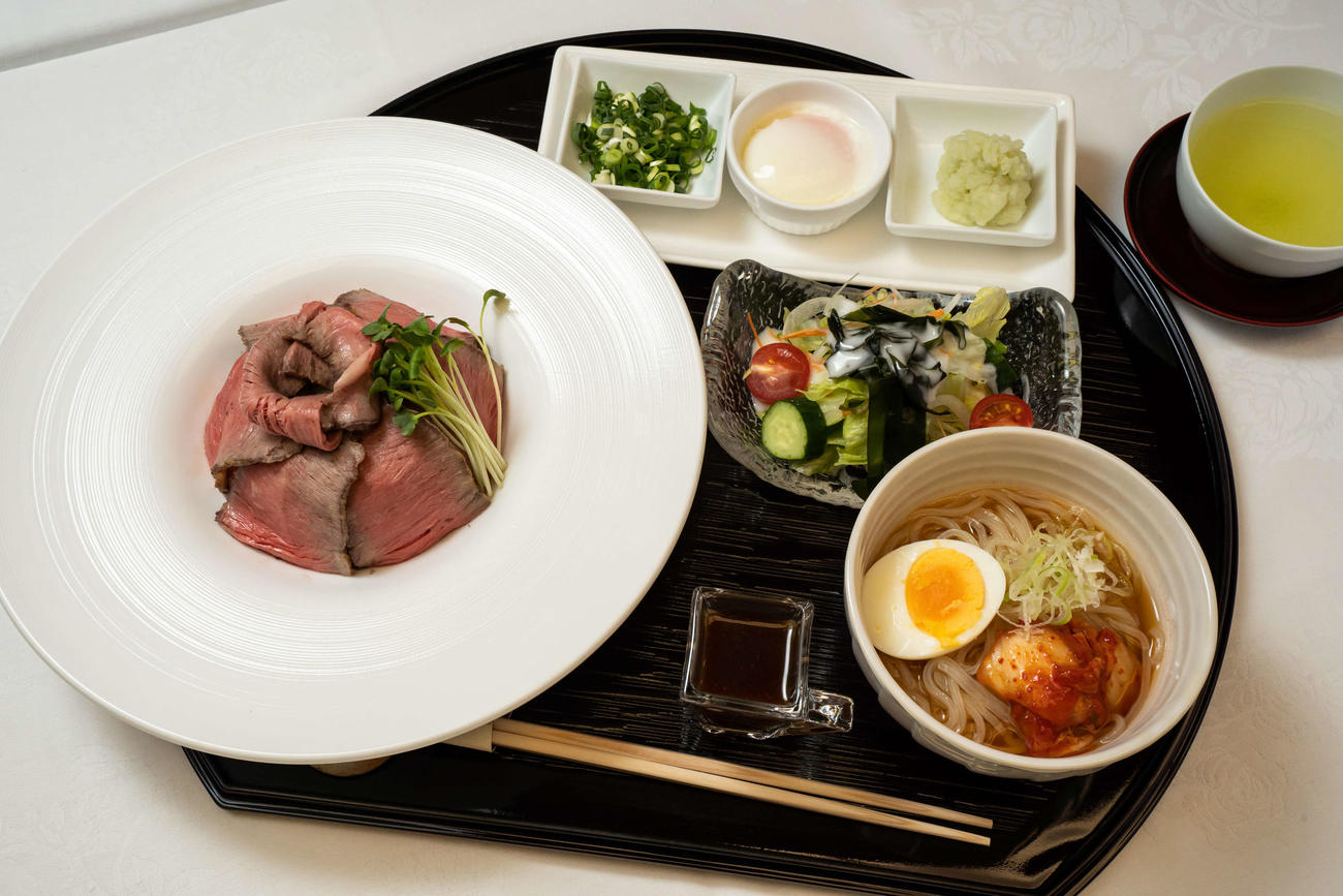 藤井聡太叡王の昼食は「短角牛のローストビーフ丼とミニ冷麺」と「真崎若布（わかめ）と季節の野菜サラダ」（日本将棋連盟提供）