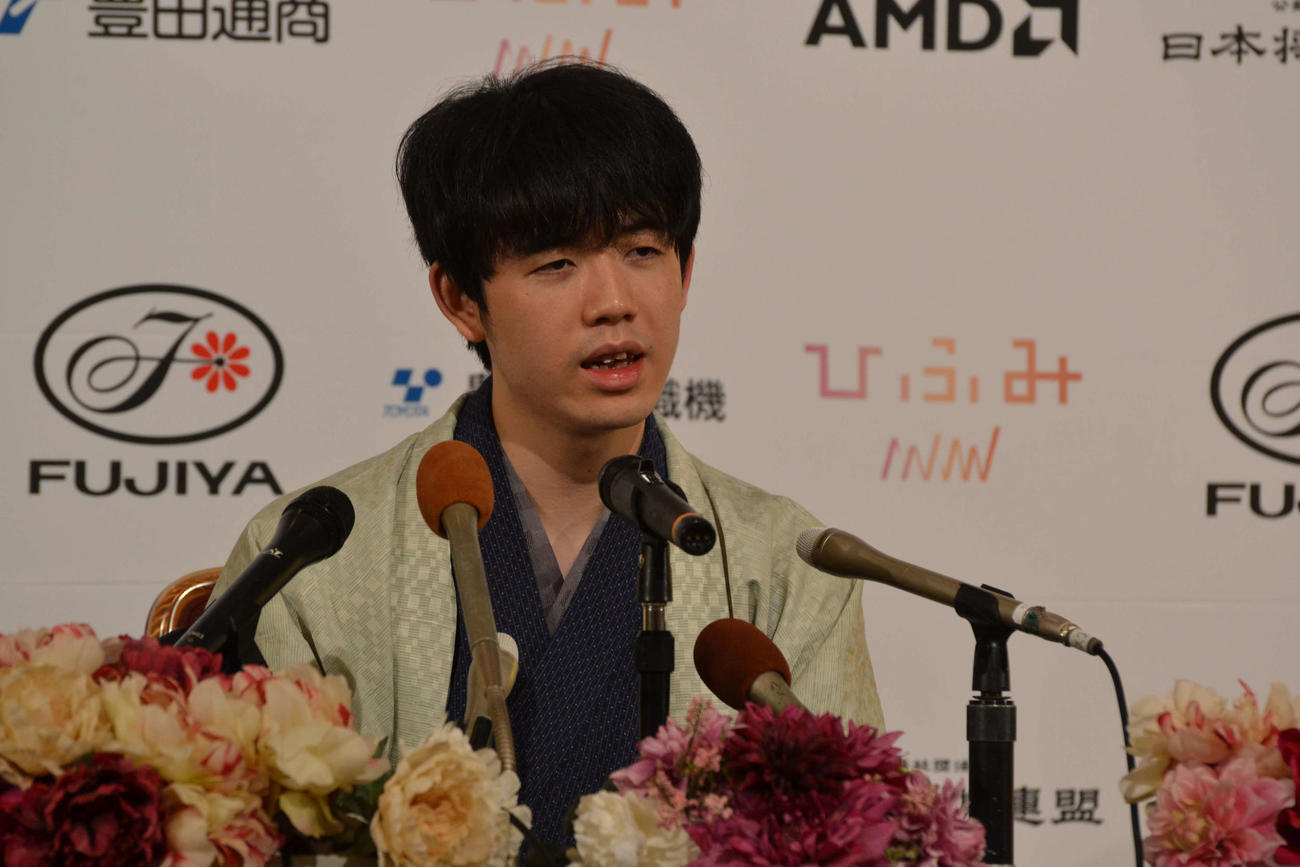 3連覇を達成して記者会見に応じた藤井聡太叡王