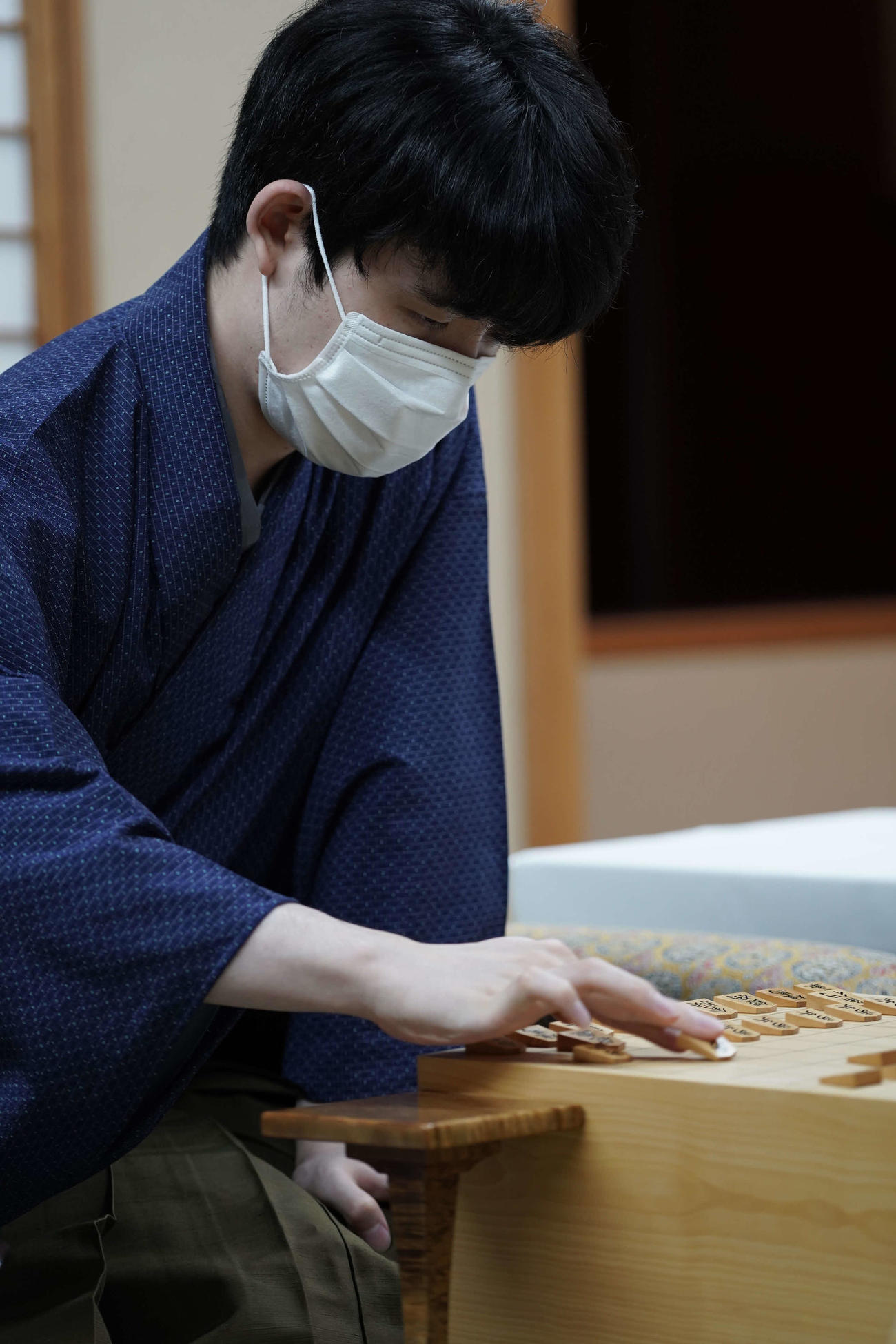 叡王戦第4局の再指し直し局に臨む藤井聡太叡王（日本将棋連盟提供）