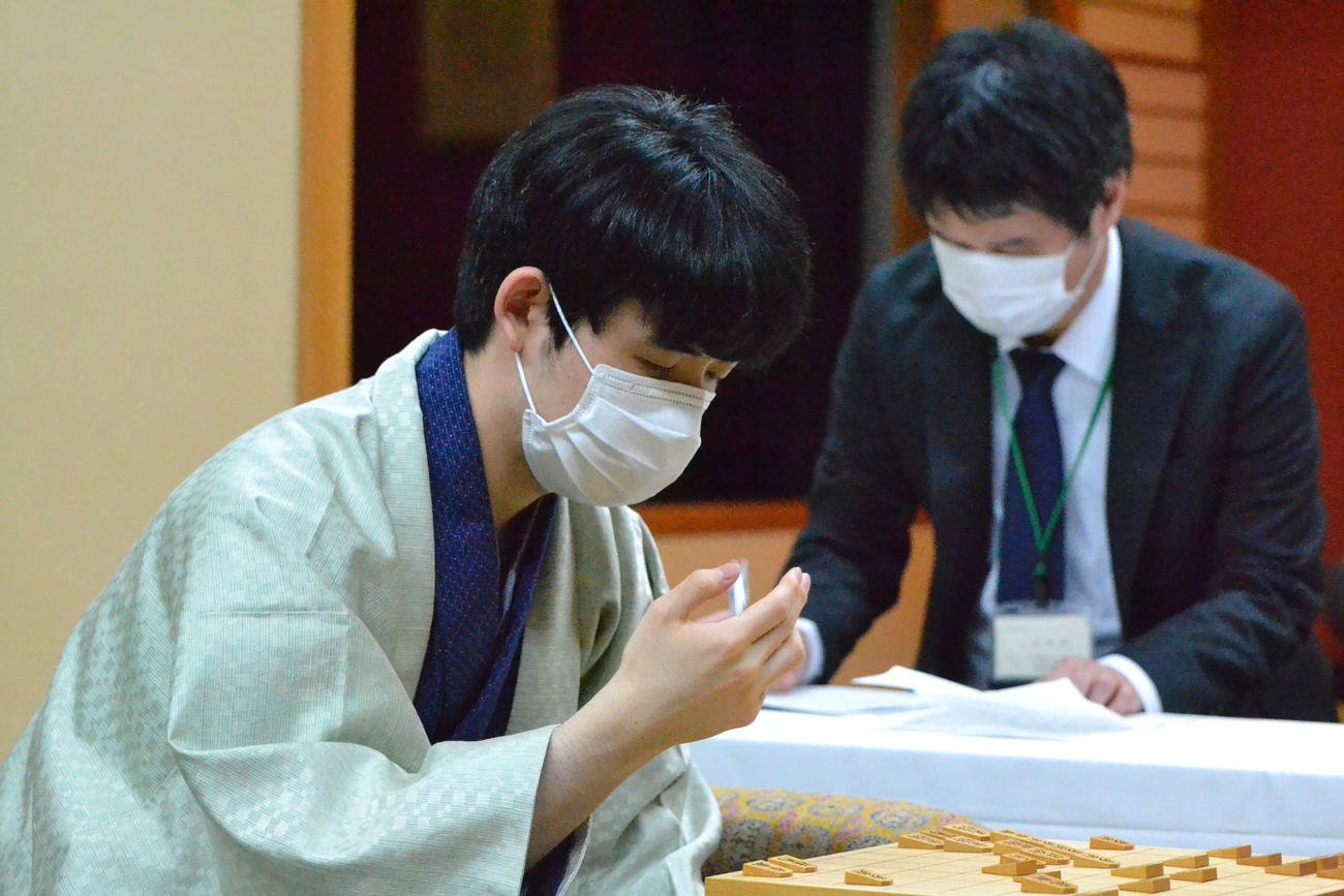 2回の千日手指し直しを経て菅井八段を下し、叡王戦3連覇を果たした藤井叡王（撮影・赤塚辰浩）