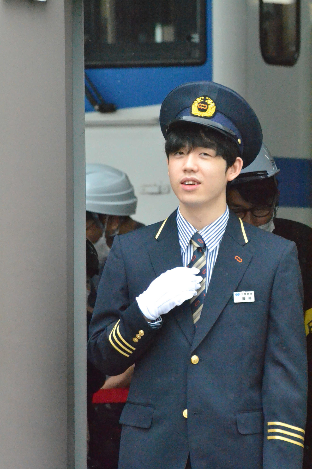 三陸鉄道の制服姿の藤井聡太叡王