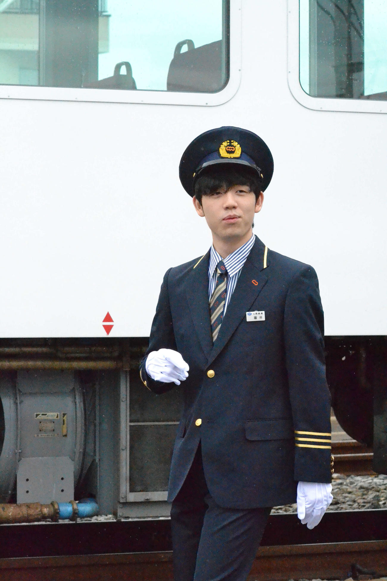 三陸鉄道の制服姿の藤井聡太叡王