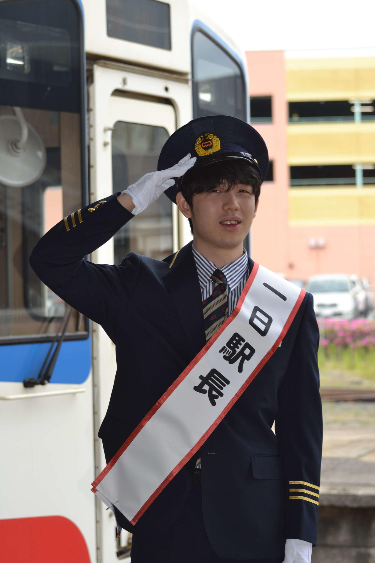 三陸鉄道宮古駅「一日駅長」としてホームで撮影に応じる藤井聡太叡王