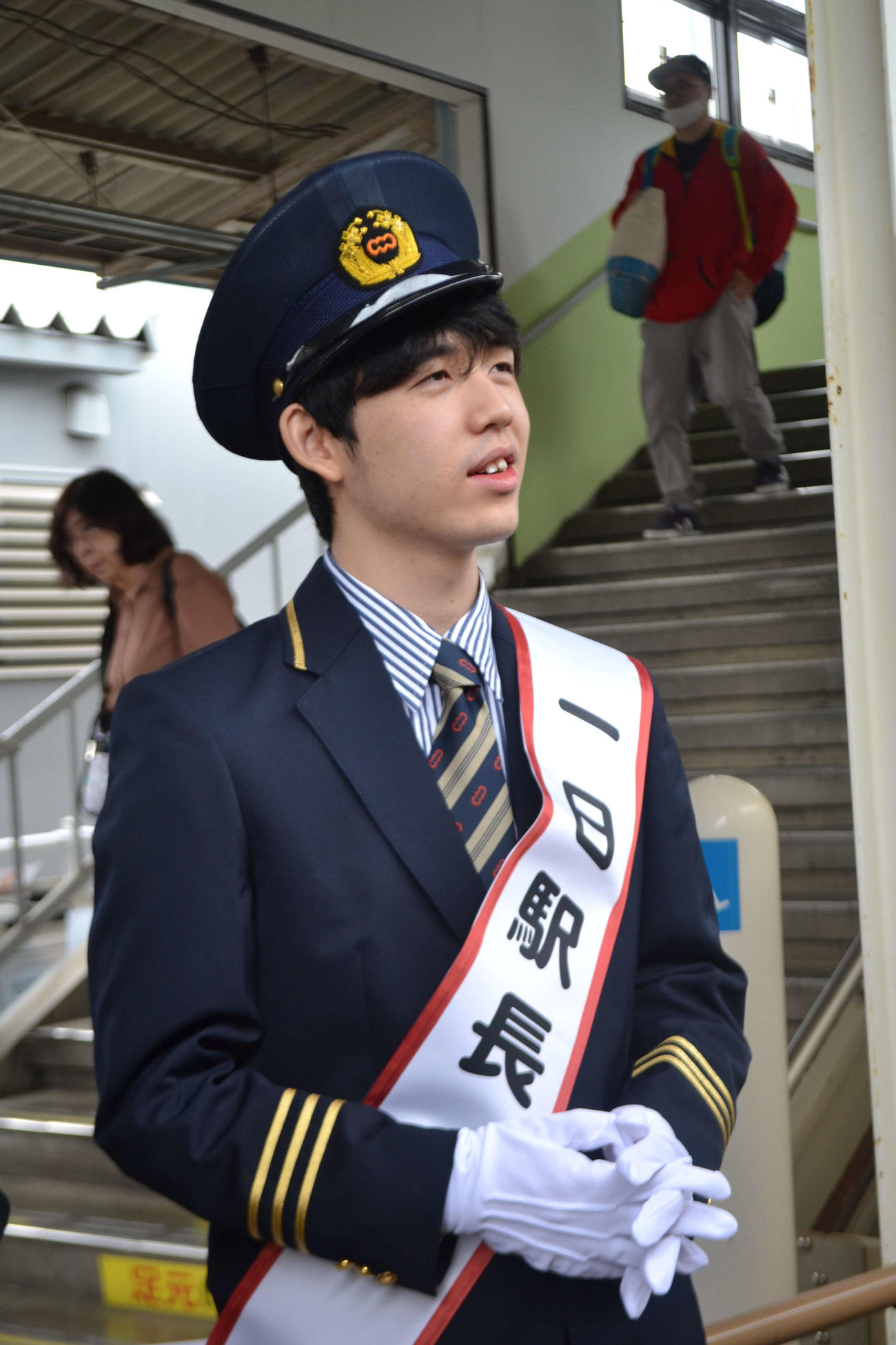 列車の発車時刻までホームでくつろぐ宮古駅「一日駅長」の藤井聡太叡王