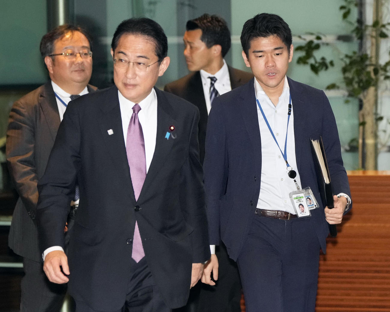 11日、岸田首相と長男翔太郎秘書官（右）（共同）