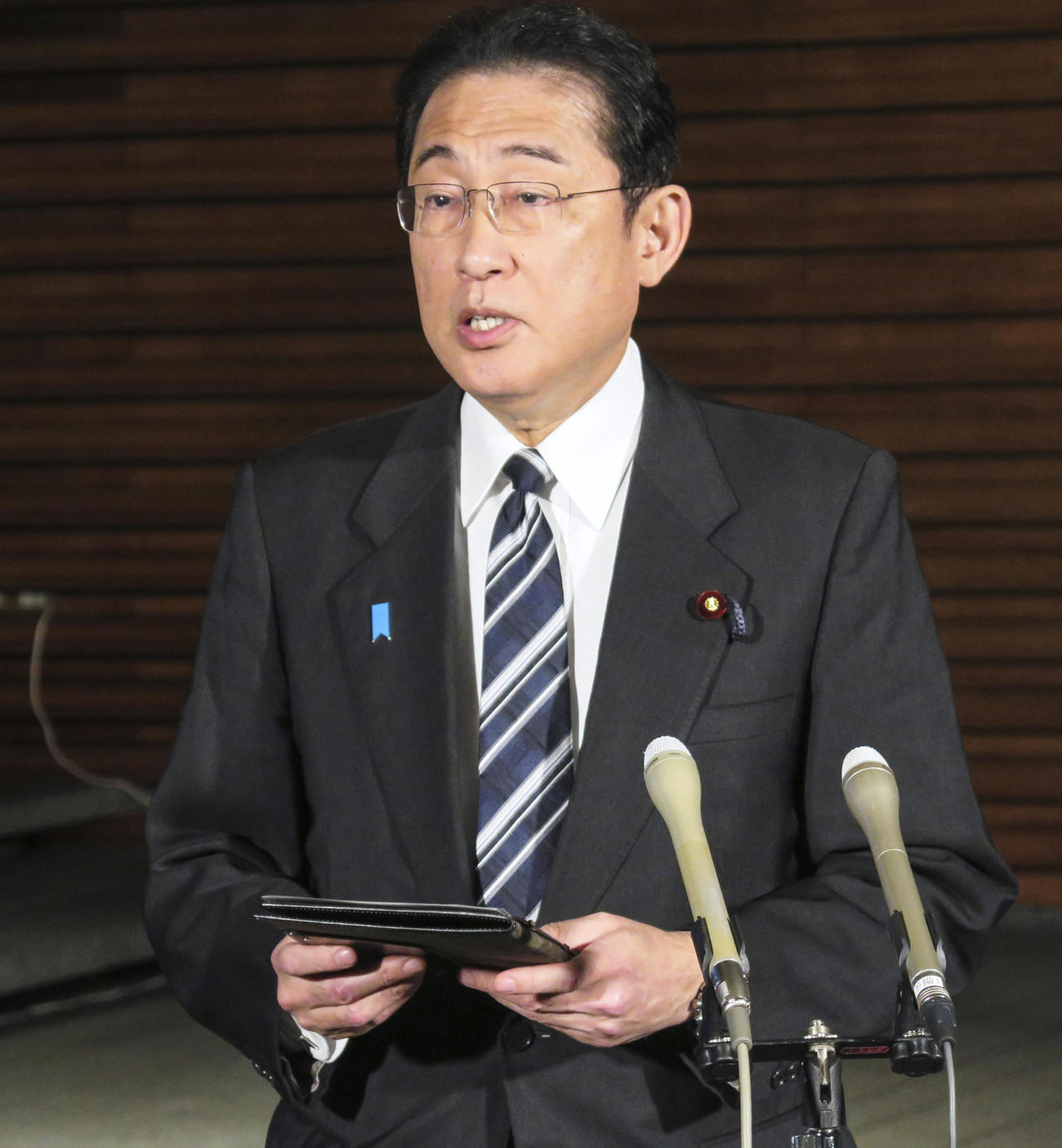 長男翔太郎秘書官の辞職表明を受け、取材に応じる岸田首相（共同）