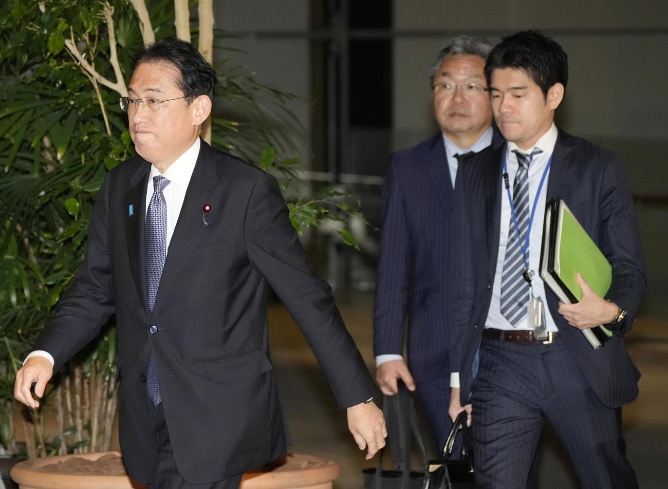 岸田首相（左）と長男・翔太郎秘書官（右）（共同）