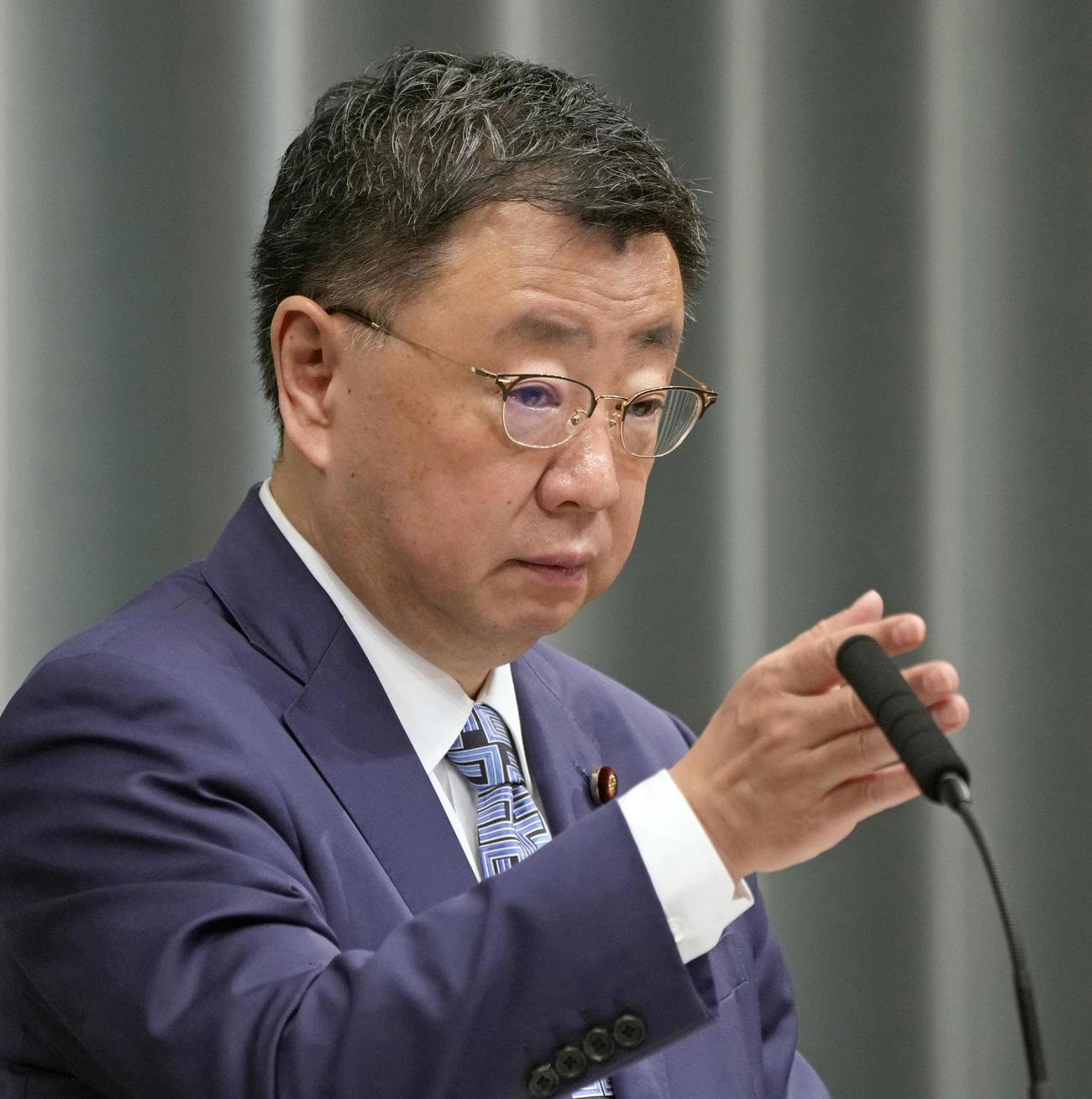 記者会見する松野官房長官（共同）