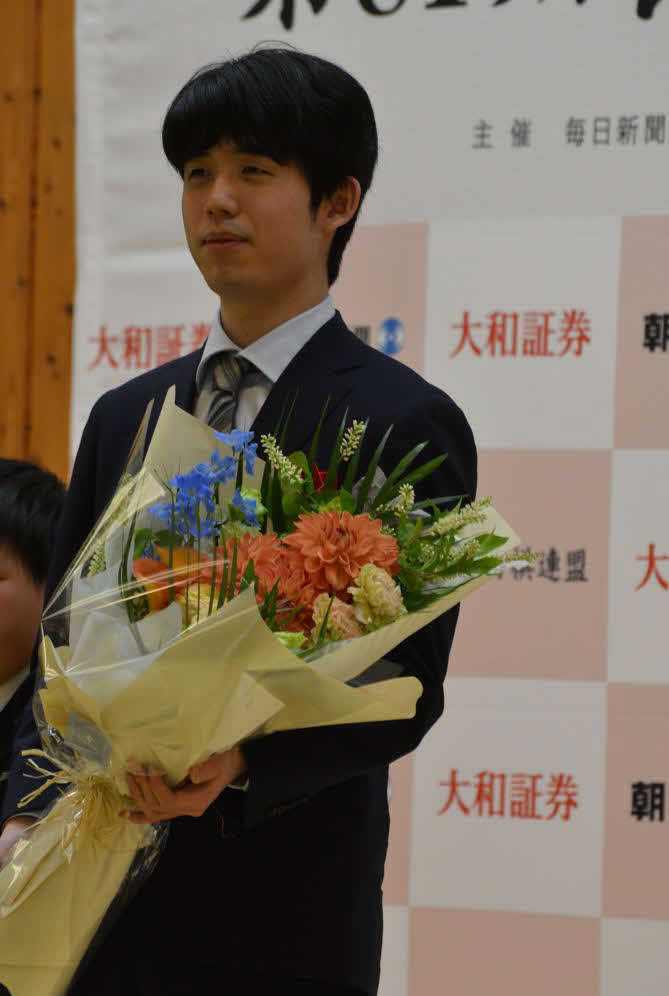 前夜祭で花束を贈呈された藤井聡太竜王