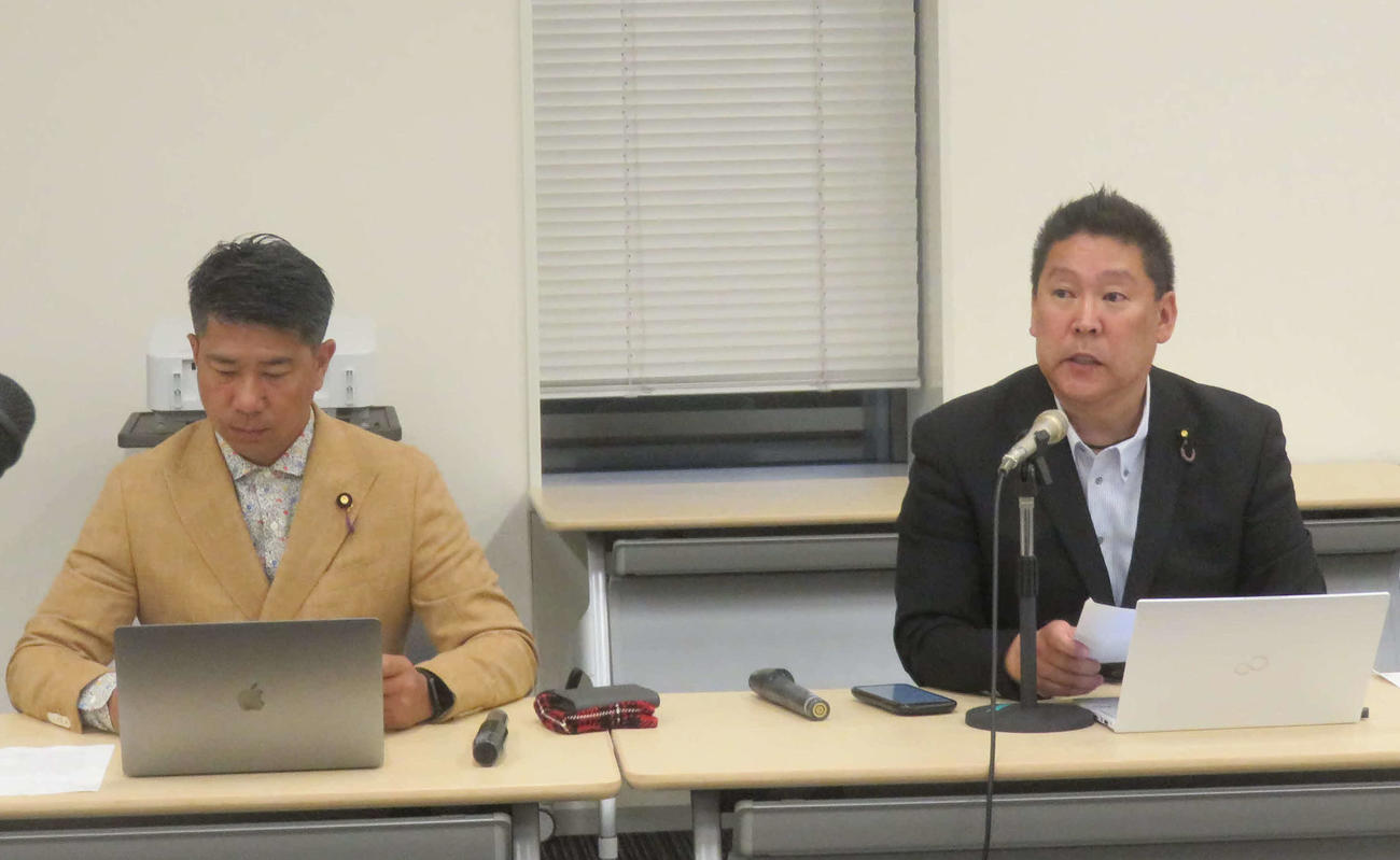 政治家女子48党の立花孝志氏（右）と斉藤健一郎参院議員が仮処分の決定を受け、会見を行った（撮影・大上悟）