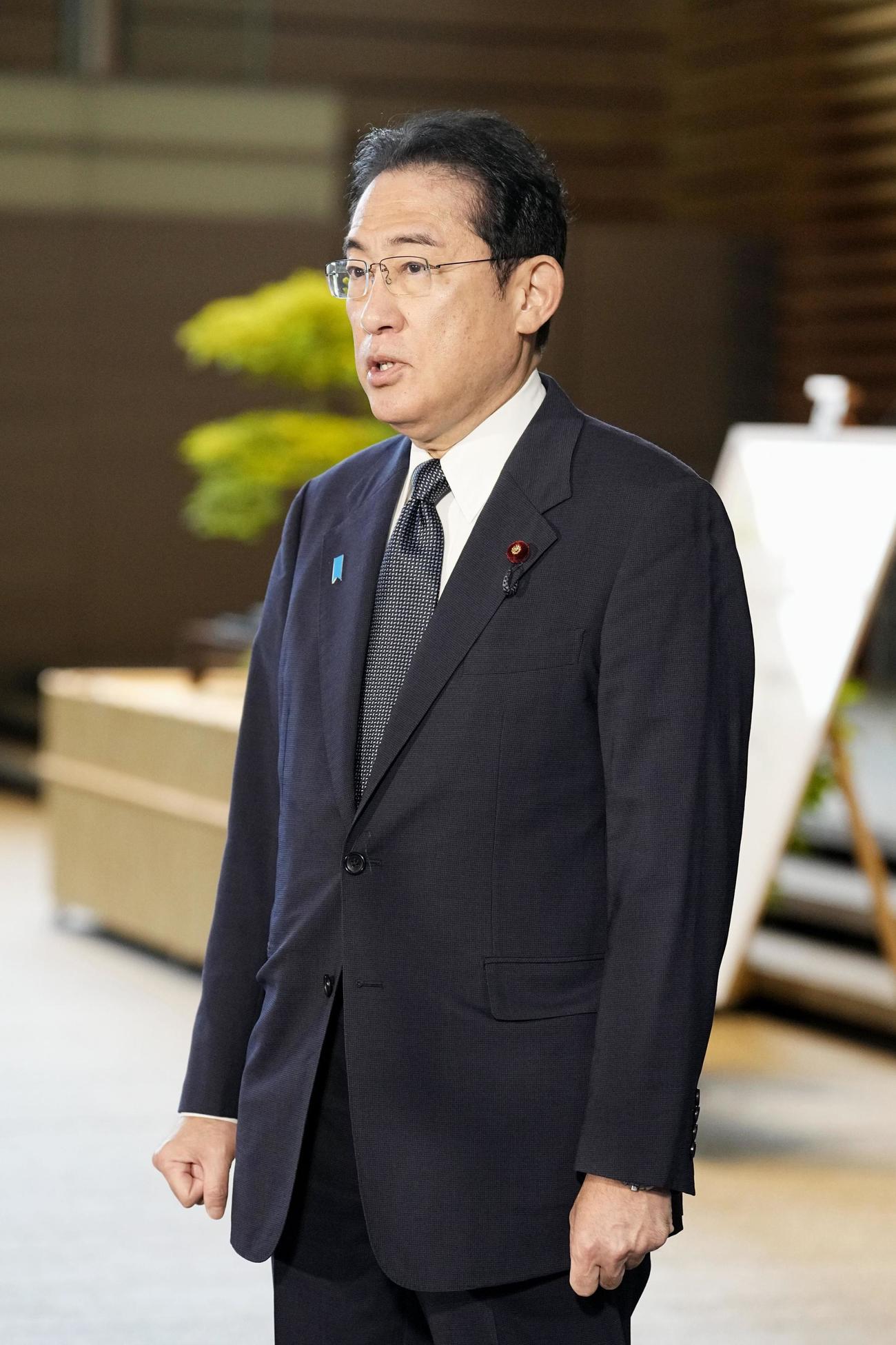 北朝鮮のミサイル発射について記者の質問に答える岸田首相（共同）