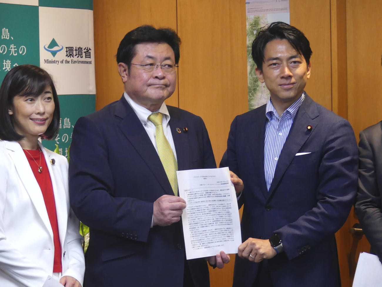 西村明宏環境相（中央）に提言書を手渡す小泉進次郎元環境相（撮影・中山知子）