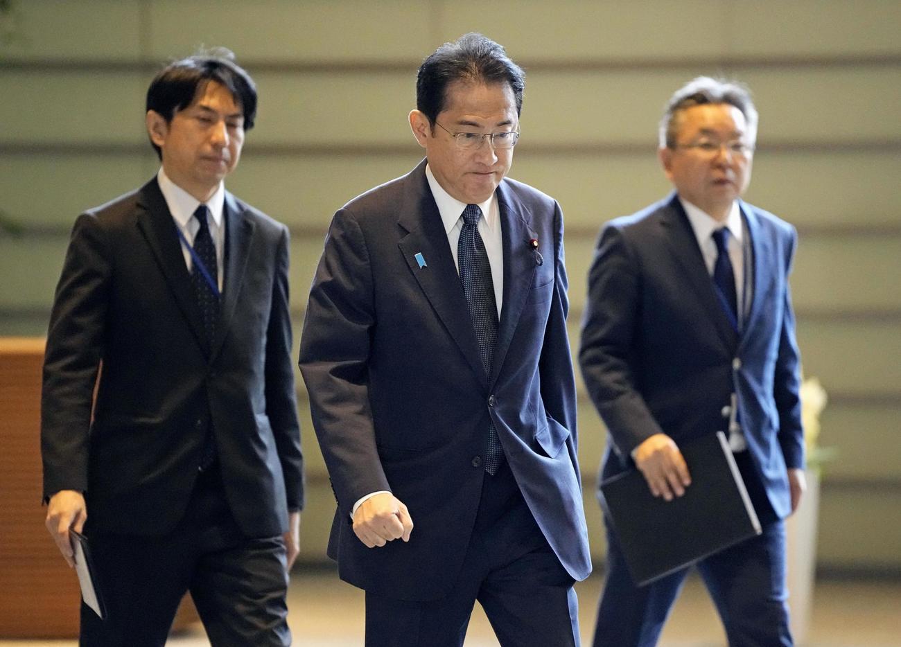 北朝鮮によるミサイル発射情報を受け、厳しい表情で首相官邸に入る岸田首相（中央）（共同）