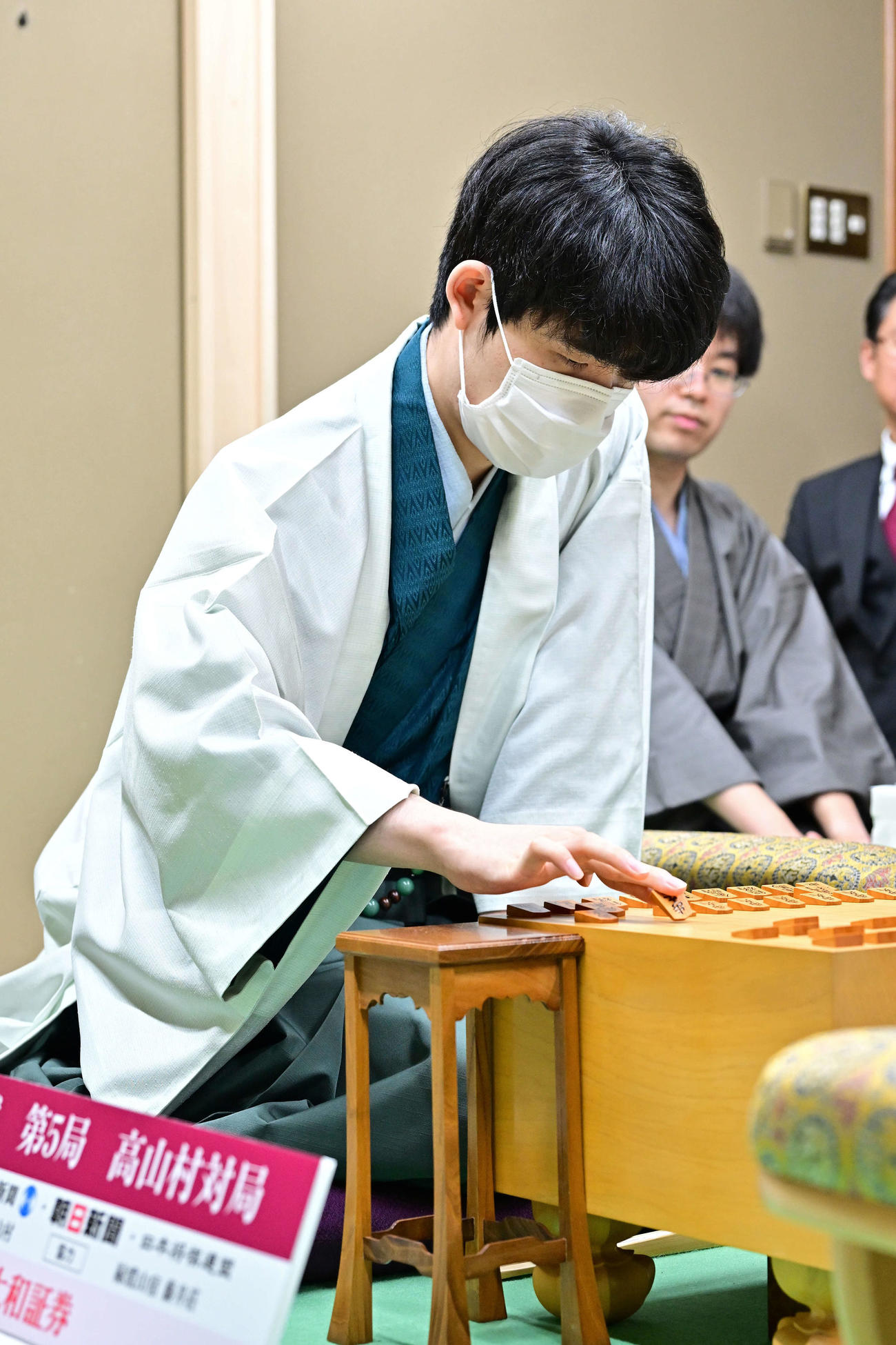 史上最年少での名人獲得と7冠に向けて第5局に臨む後手の藤井聡太竜王（日本将棋連盟提供）