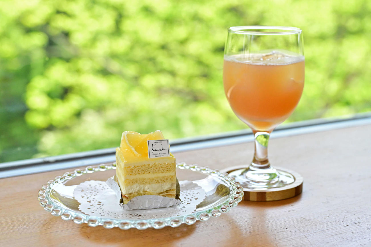 藤井聡太竜王の午後のおやつは「レモンのオペラ（爽やかな酸味のあるレモンケーキ）」と「林農園しぼったままのぶどうジュース（ナイアガラ白）」（日本将棋連盟提供）