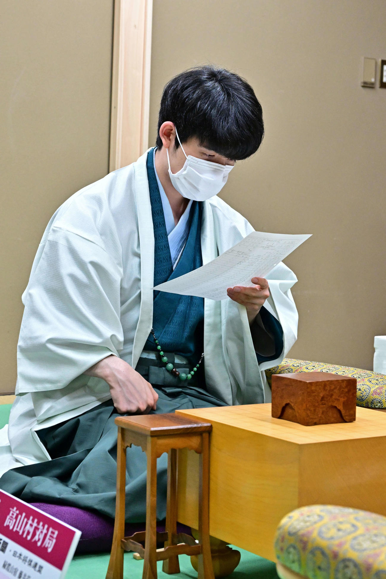 初日を終えた藤井聡太竜王は棋譜を手に対局を振り返る（日本将棋連盟提供）
