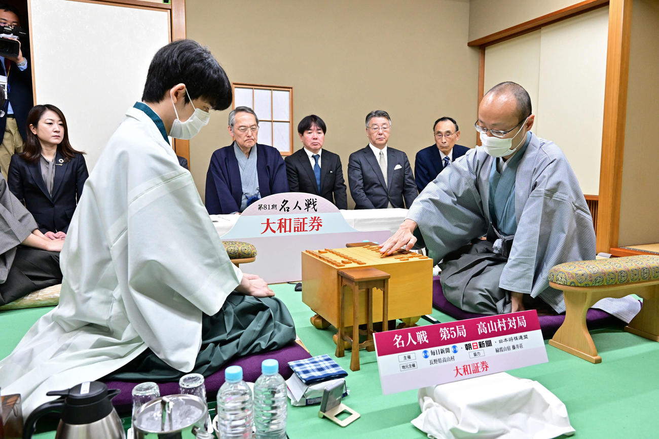 名人戦7番勝負第5局に臨む藤井聡太竜王（左）と渡辺明名人（日本将棋連盟提供）