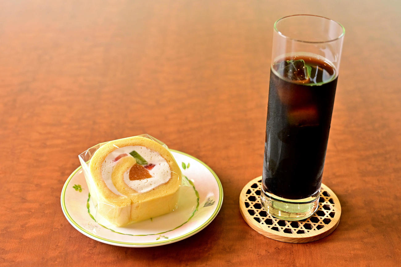 藤井聡太竜王の2日目午前のおやつは「フルーツスフレロール」と「アイスコーヒー」（日本将棋連盟提供）