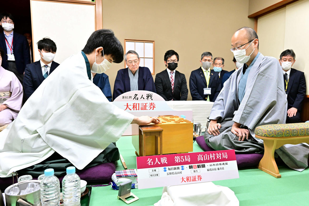 封じ手開封前に初日の指し手を再現する藤井聡太竜王（左）と渡辺明名人（右、日本将棋連盟提供）