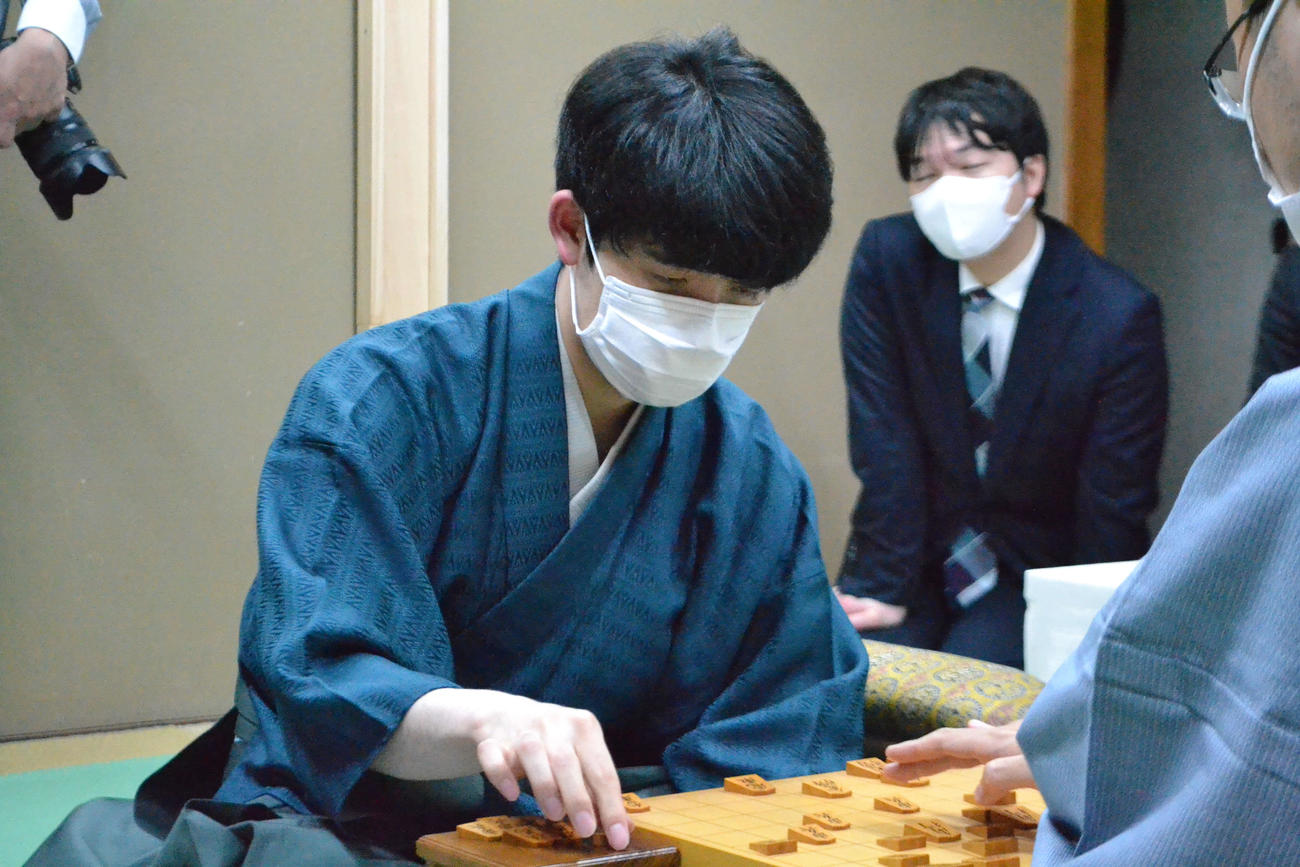 1日、20歳10カ月の史上最年少記録で名人を初めて獲得した藤井聡太新名人