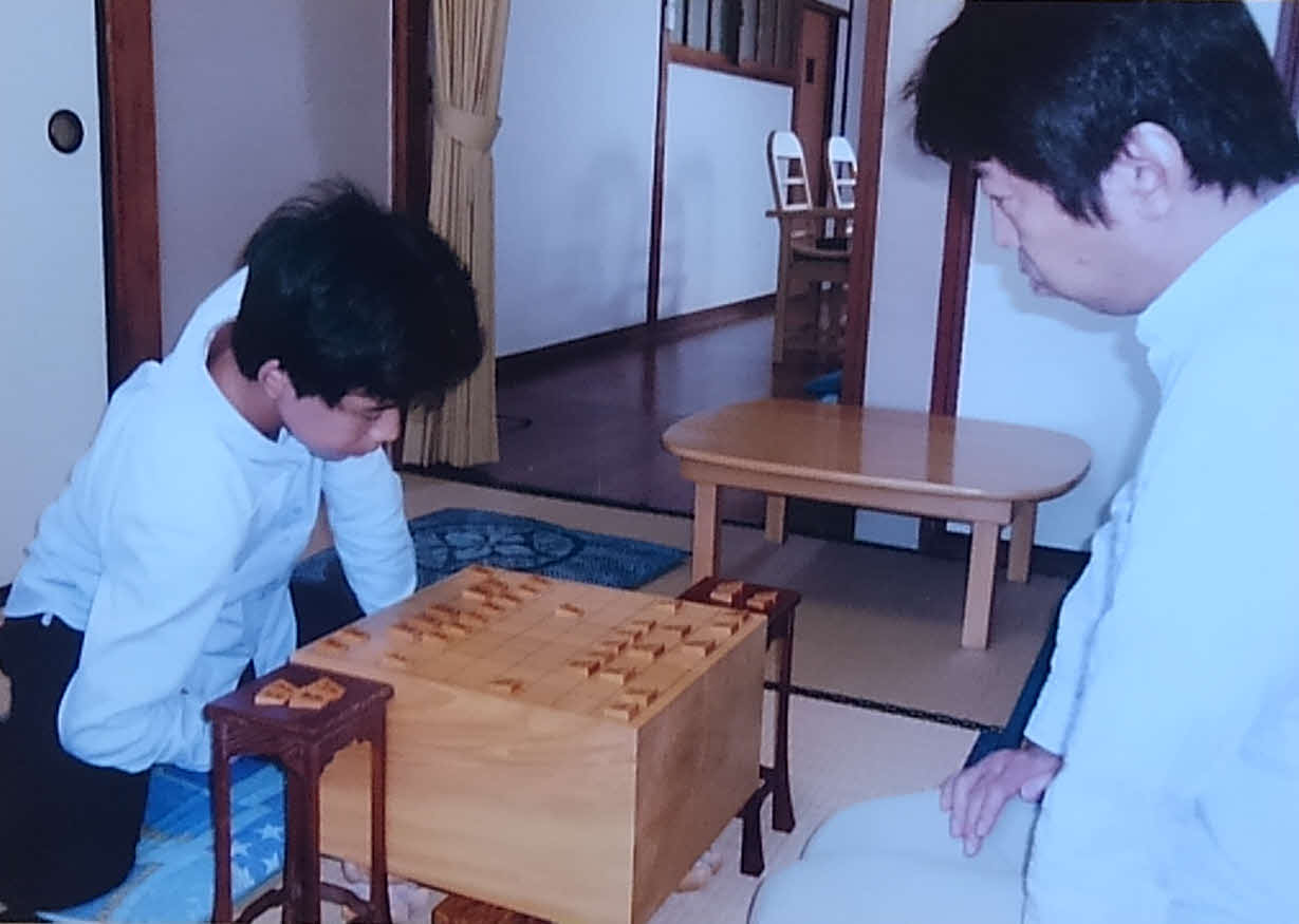 小学4年で杉本昌隆八段（右）に弟子入りし、練習対局する藤井聡太新名人（家族提供）