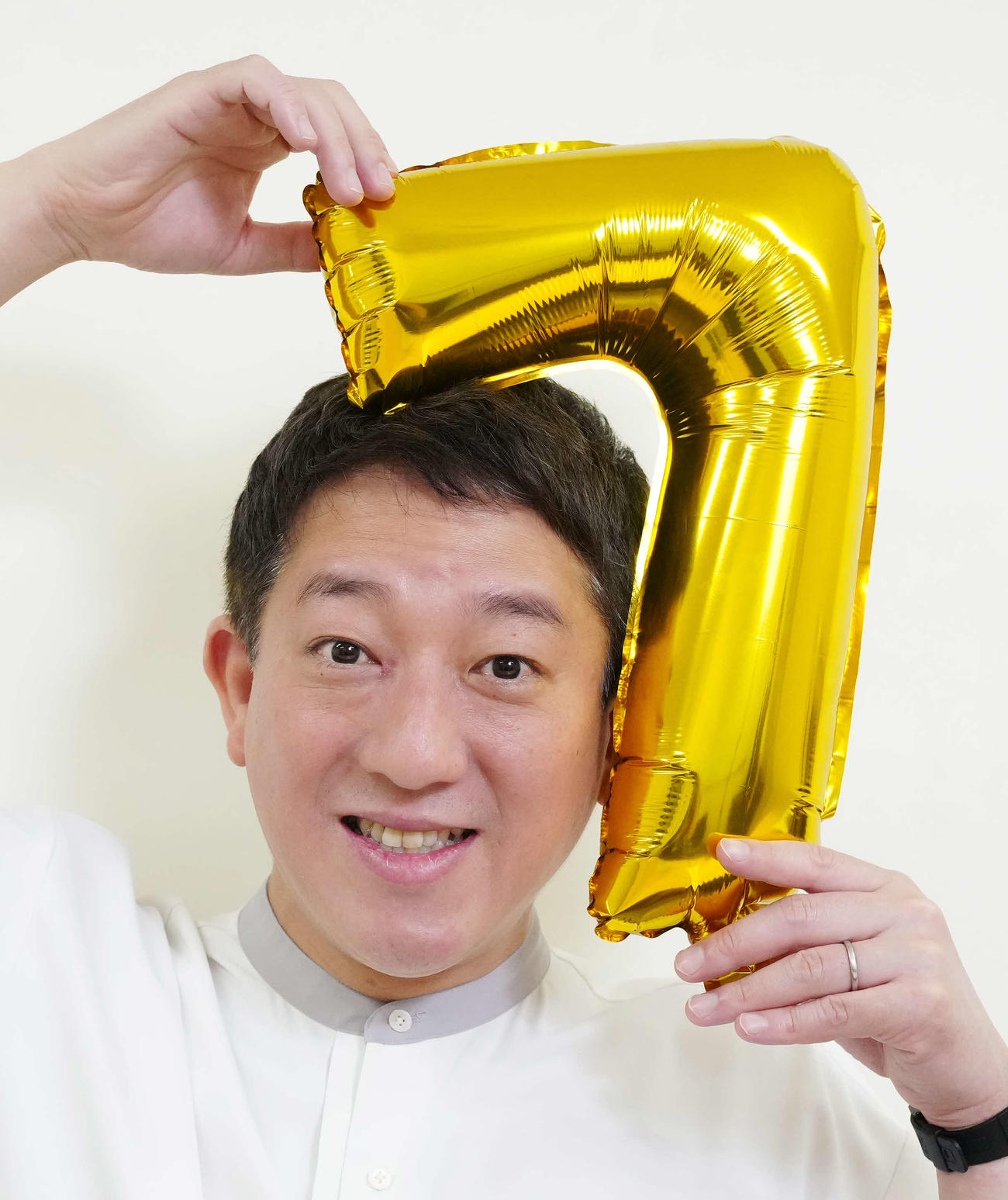 名人を獲得した藤井聡太7冠を祝福するサバンナ高橋茂雄（撮影・江口和貴）