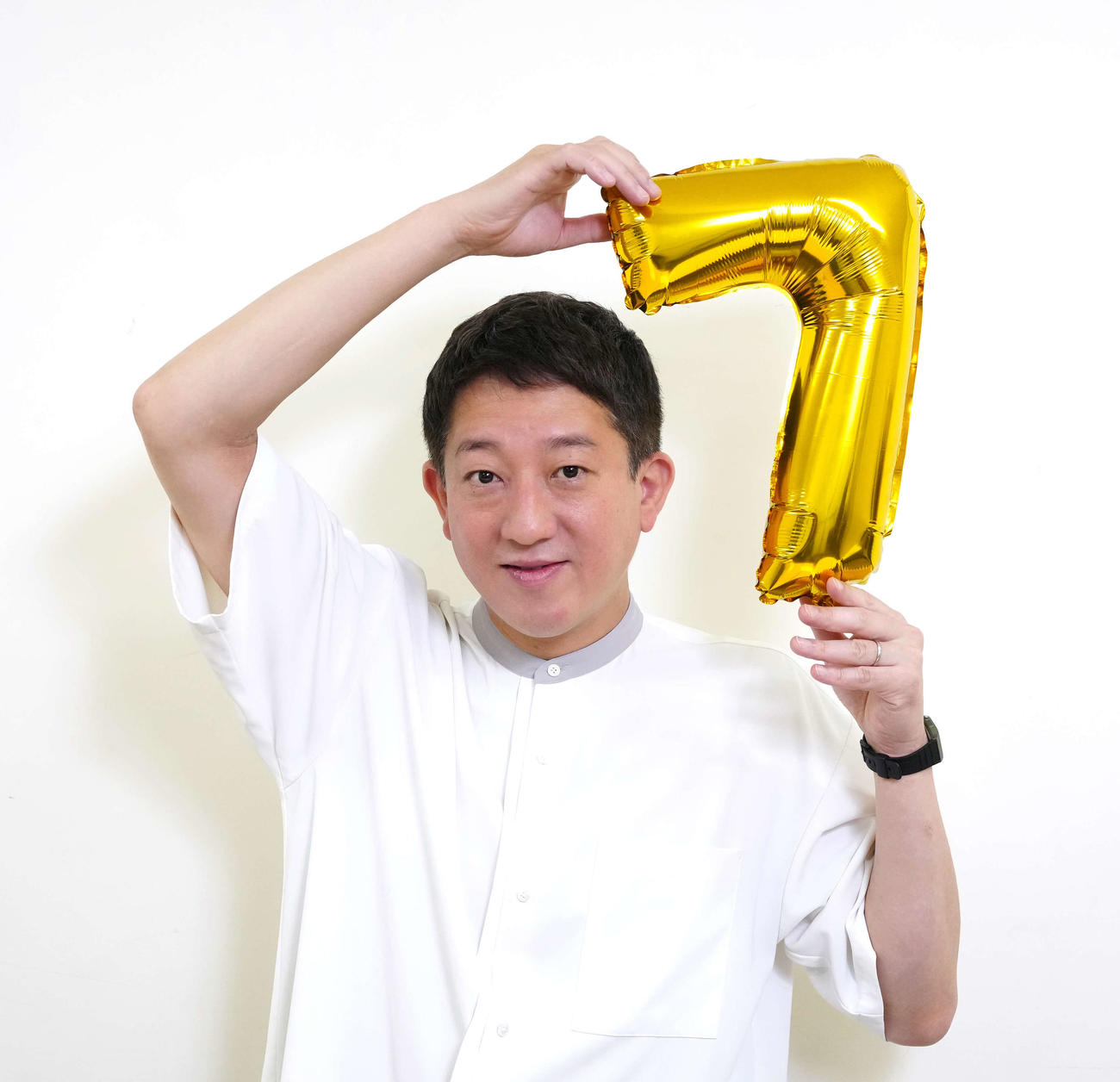 名人を獲得した藤井聡太7冠を祝福するサバンナ高橋茂雄（撮影・江口和貴）