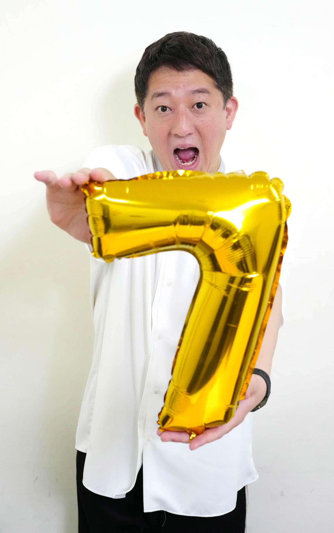 名人を獲得した藤井聡太7冠を祝福するサバンナ高橋茂雄（撮影・江口和貴）