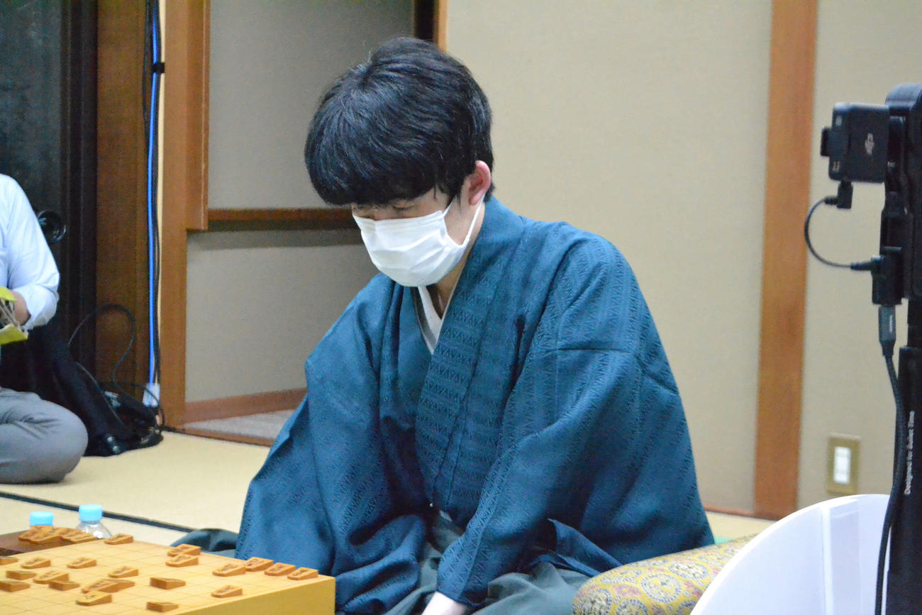 20歳10カ月の史上最年少記録で名人を初めて獲得した藤井聡太新名人