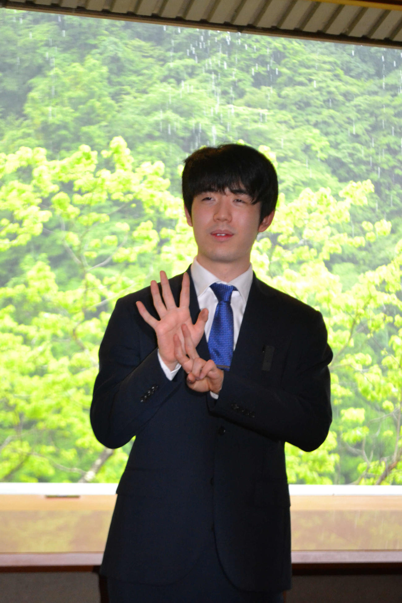 史上最年少7冠の「7」という数字を一夜明け会見で示す藤井聡太名人