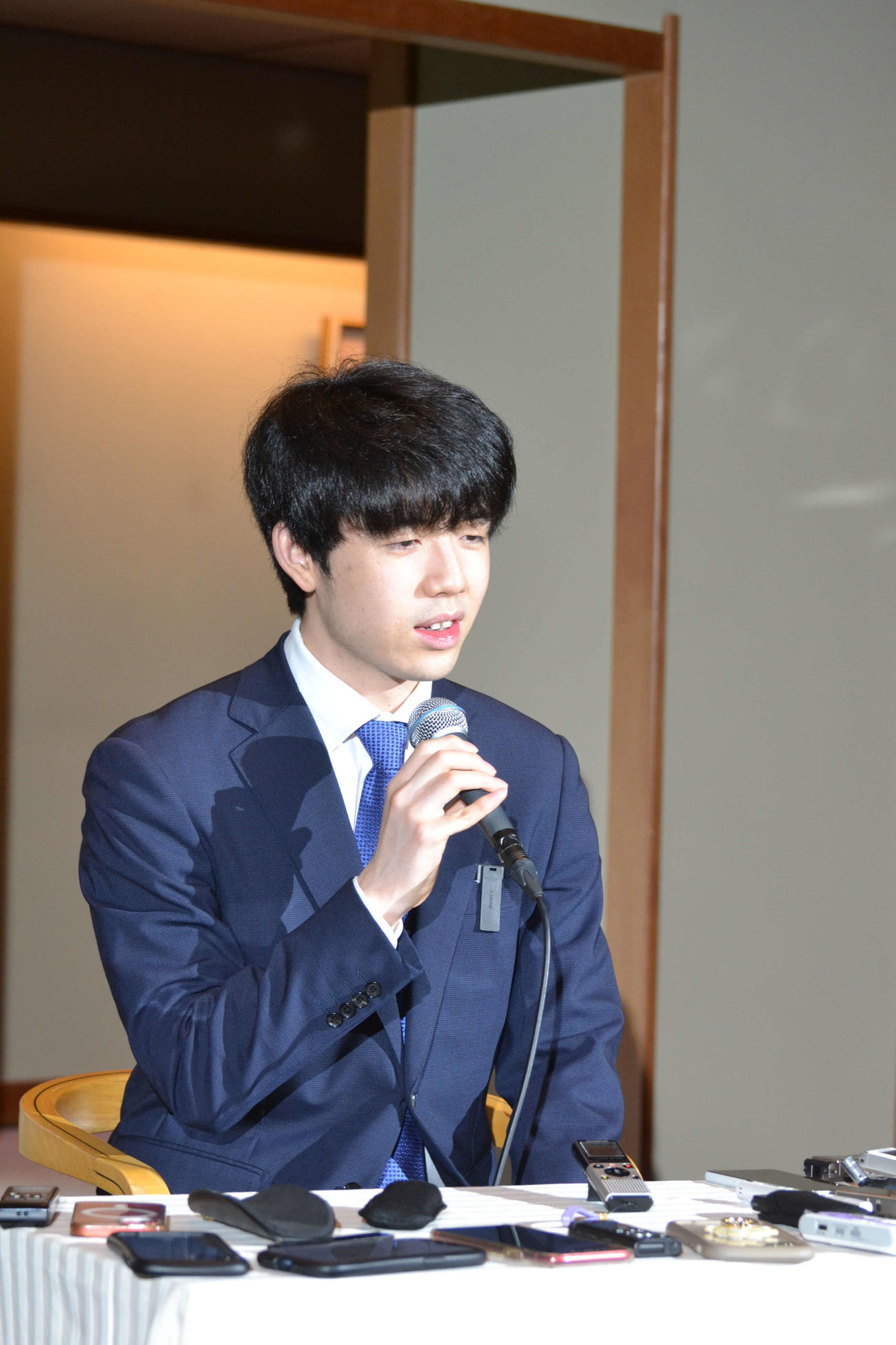 名人獲得から一夜明けて会見に応じる藤井聡太名人