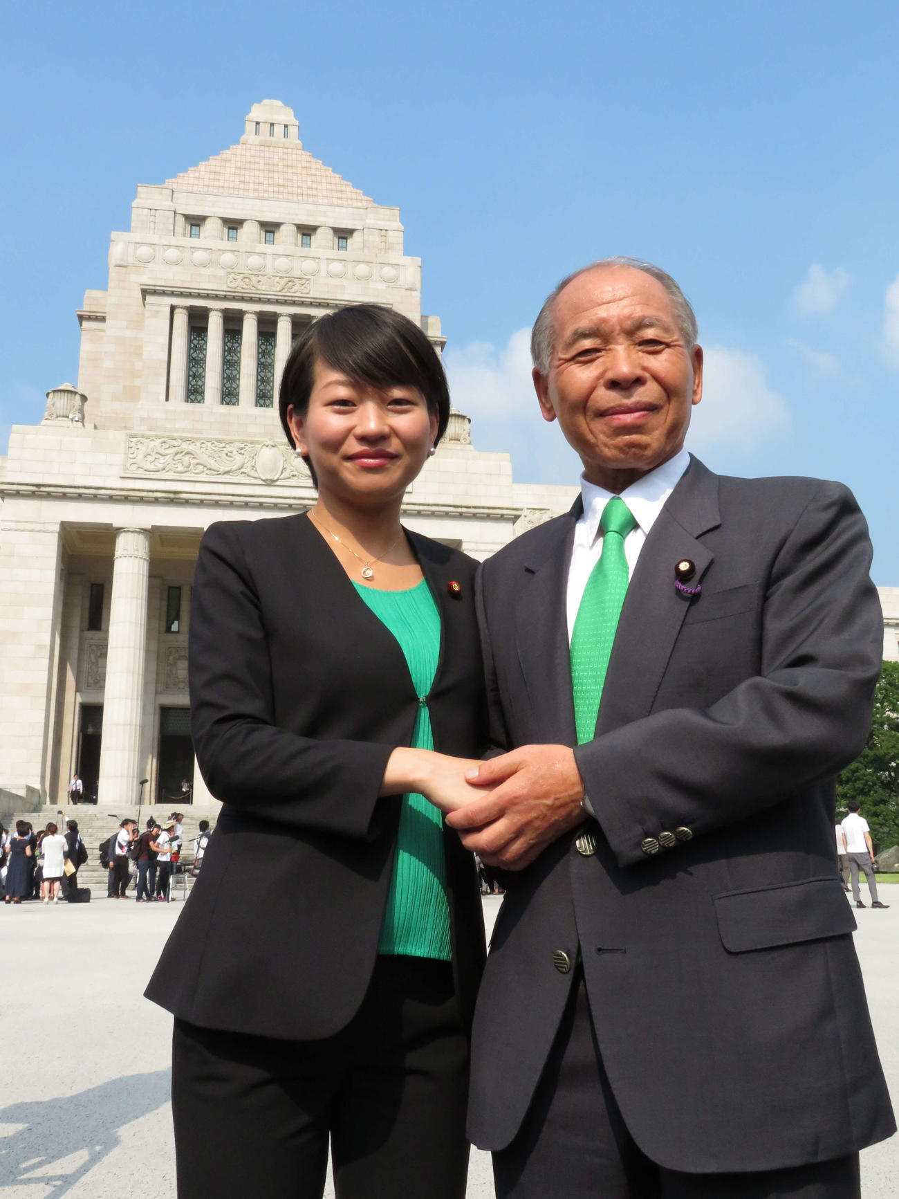 鈴木宗男参院議員（右）と娘の鈴木貴子衆院議員（2019年8月1日撮影）