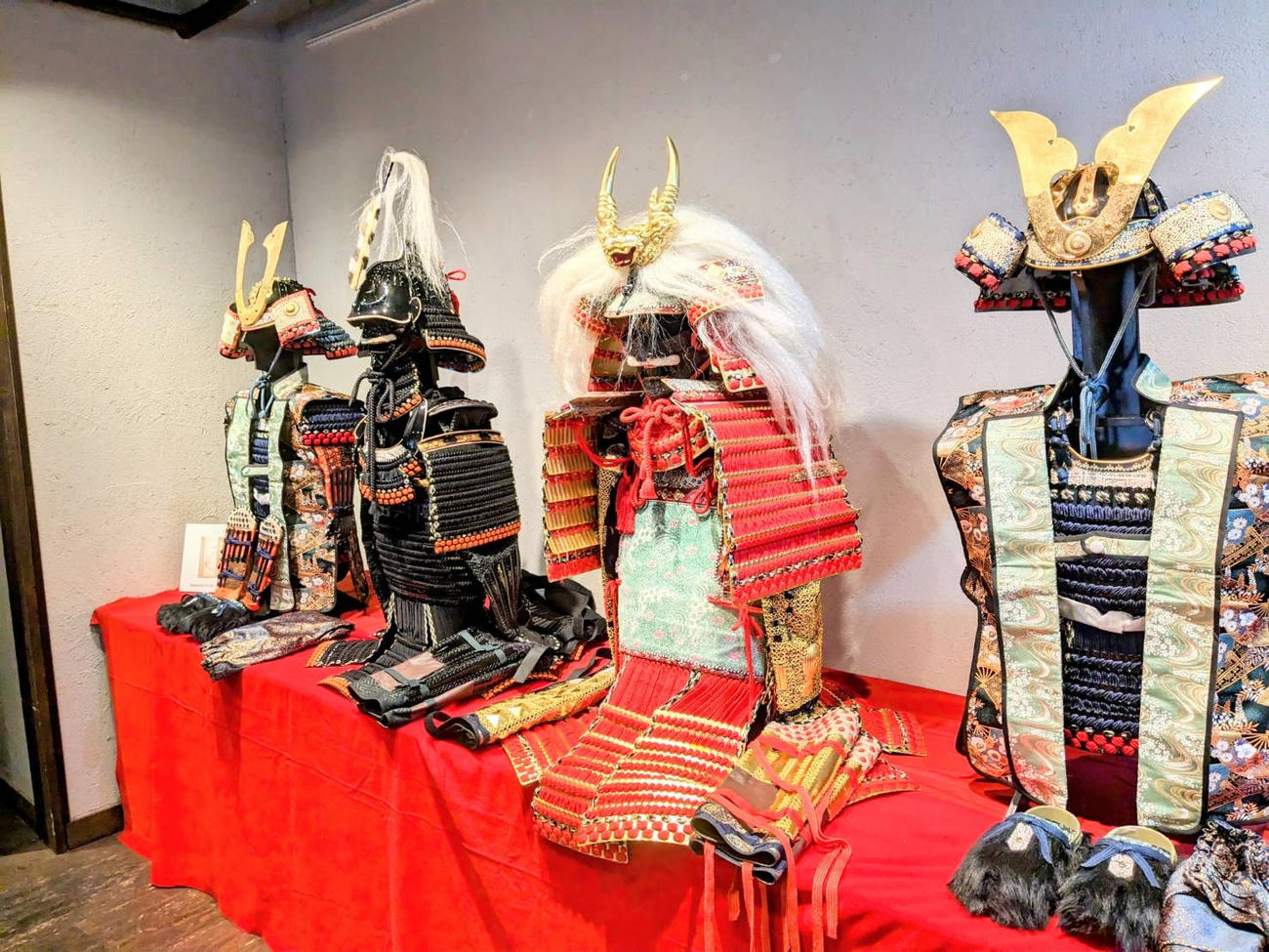 「SAMURAIYA」に陳列された戦国武将の甲冑。左から2番目が織田信長、3番目が武田信玄