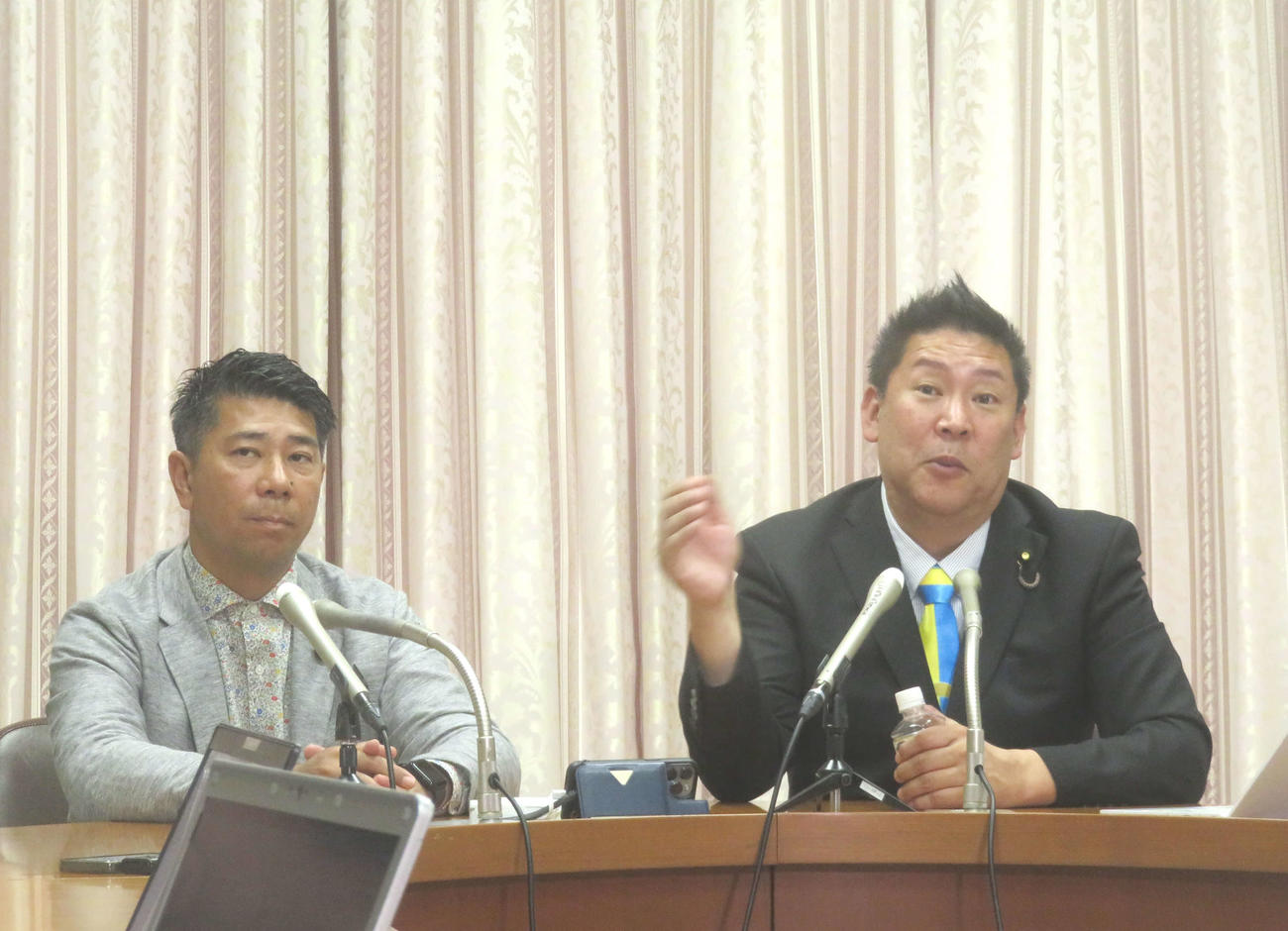 ガーシー容疑者の帰国前に緊急会見を行った政治家女子48党（旧NHK党）の立花孝志氏（右）と斉藤健一郎参院議（撮影・大上悟）