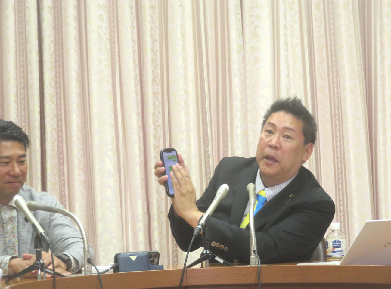 政治家女子48党（旧NHK党）の立花孝志氏は機上のガーシー容疑者と交換したライン画面を公開した（撮影・大上悟）