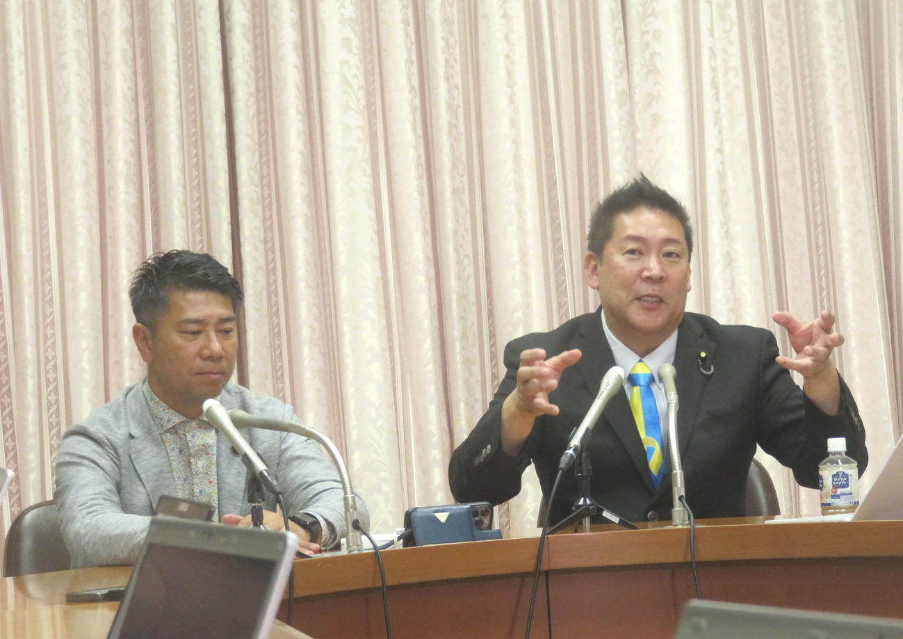 政治家女子48党（旧NHK党）の立花孝志氏（右）は同党の斉藤健一郎参院議員と緊急会見を行った（撮影・大上悟）